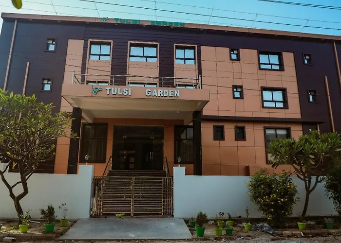 Hotel with pool: Tulsi Garden- Near Prem Mandir Vrindavan