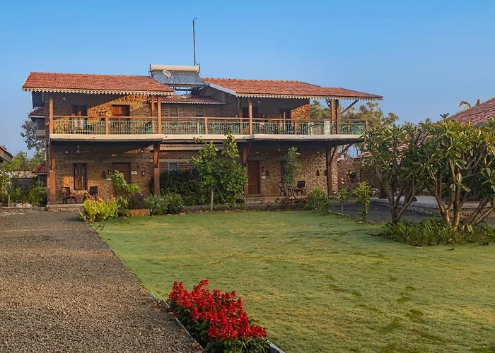 Vacation homes Saffronstays Lake House Bouganvillea, Nashik - Rustic Pool With Great Lake Views And Patio Dining