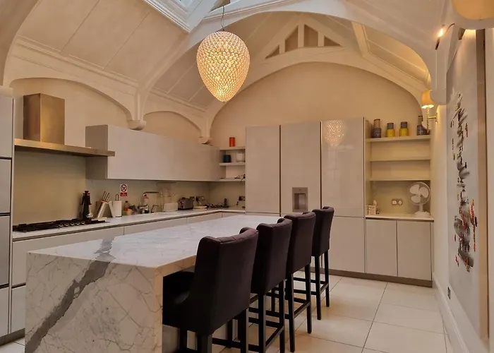 Villa: Victoria Square