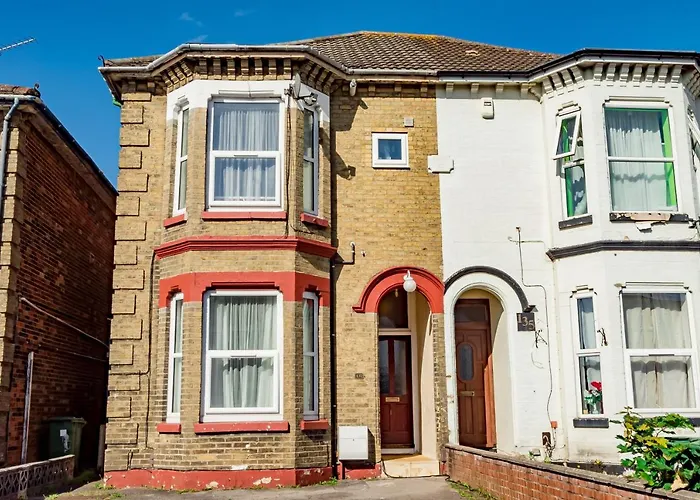 Shirley House: Self-Catering Haven Near Southampton Central