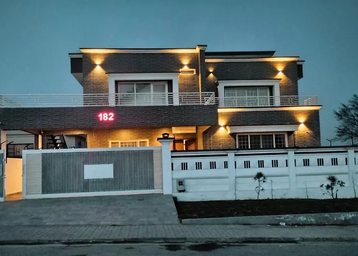 Pet Friendly hotel: Islamabad Travelodge Guest House