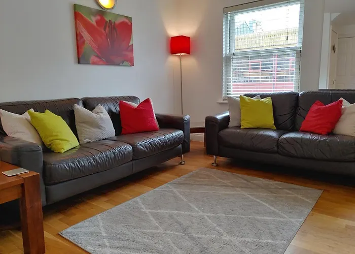 House - Free 1St Breakfast - Free Parking