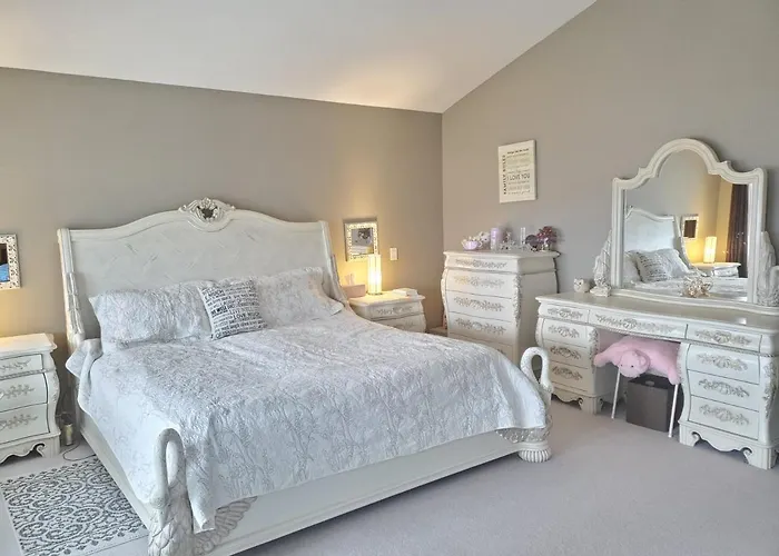 Lakeview House With 4 Rooms Kelowna Near Downtown & Knox Moutain