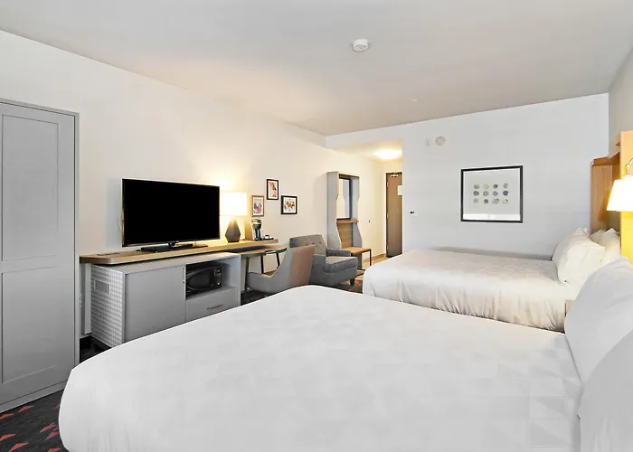 Holiday Inn & Suites - Airport North By Ihg