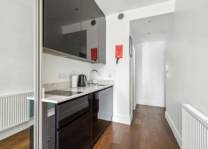 Hotel near College: Golden Square Soho