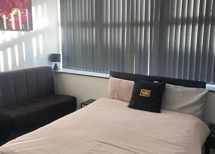 Airport Hotel: Black Ocean Holiday Apartments