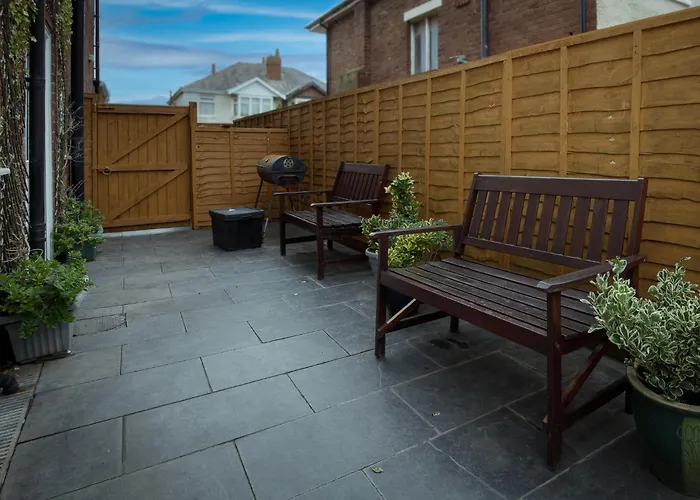 Dog friendly hotels Arnside - Spacious 10-Bedroom Seaside Cottage