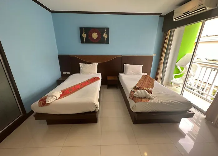 Hotel with pool: Issara Patong Beach