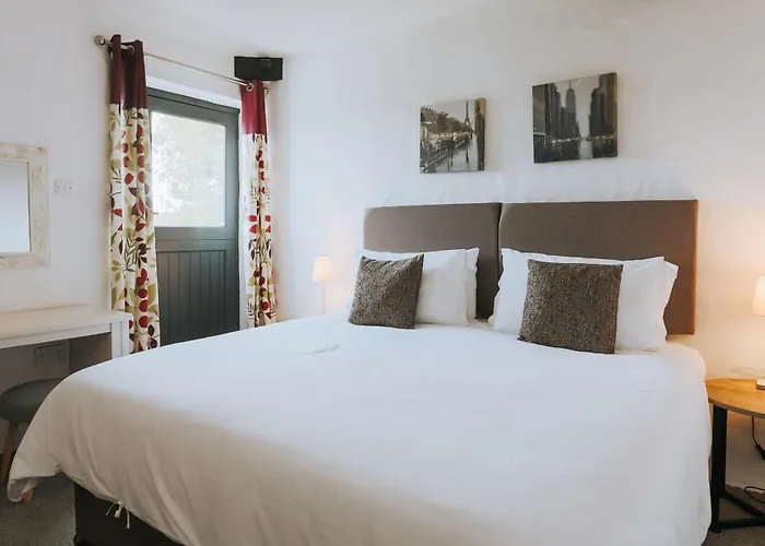 Dog friendly hotels Goonwinnow Farm Cottages