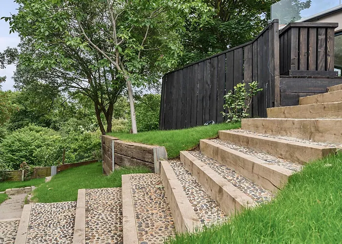 Bungalow rentals Ridge London - Luxury Designer With Hot Tub And Sauna, Bexley Borough Of London