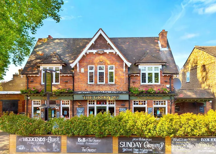Hotels Close to Airport Green W7