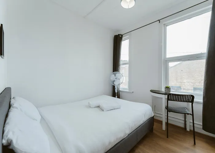 Cheap hotel: Manor House Great Rooms To Stay