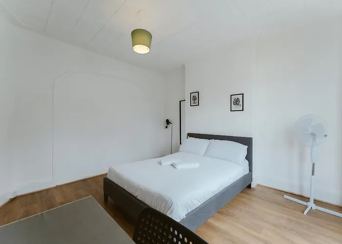 Cheap hotel: Manor House Great Rooms To Stay