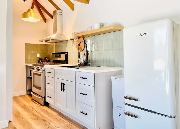 Sunny Days Tiny House With Private Entrance, Pool And View