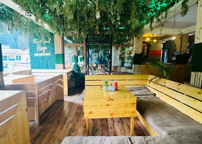 The Mad King'S House & Cafe