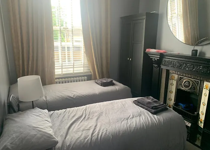 The Hostels Bumble Bee Lodge