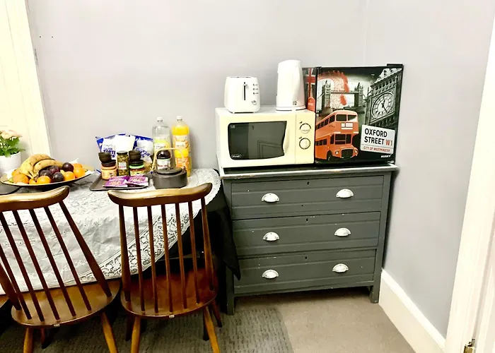 The Hostels Bumble Bee Lodge