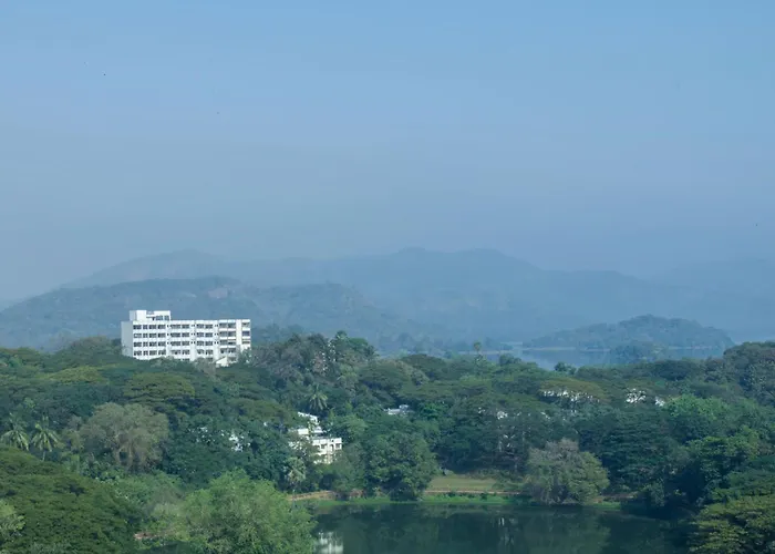 Luxury hotel only: The Westin Mumbai Powai Lake