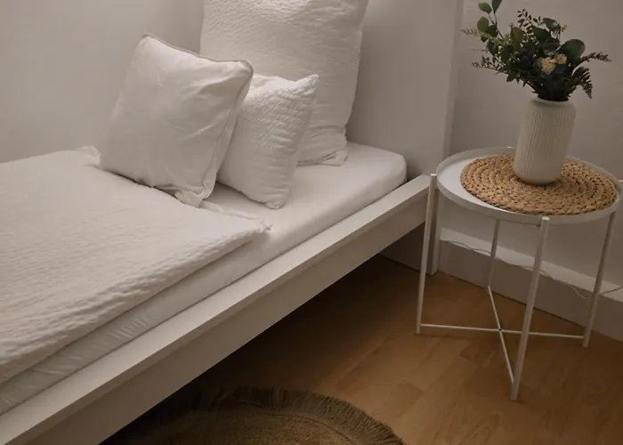 BOARDINGHOUSE PD25 ALTE FEUERWACHE I Unterkunft mit Einzel- und Doppelzimmer I 3min CityHospital I Monteure I Smart TV I Einzelbetten I Küche I Gemeinschaftsraum I Wasch I P