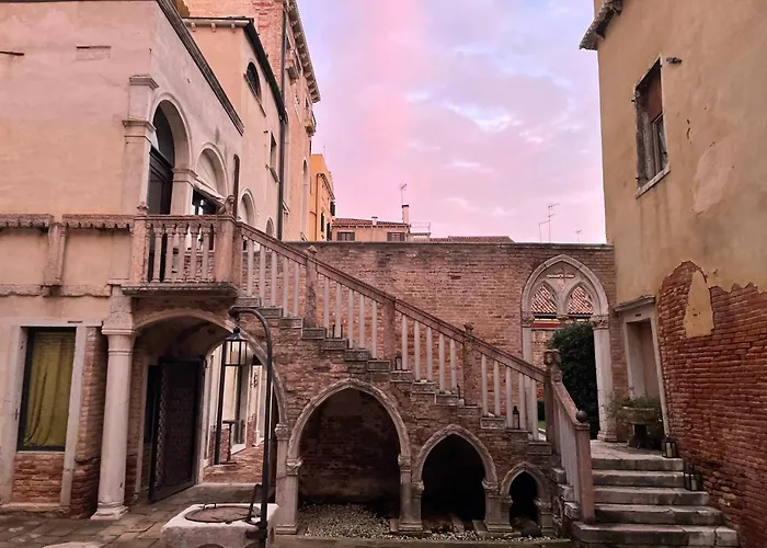 Palazzo Contarini Della Porta Di Ferro