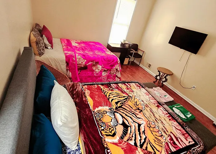 Divine Villa & Resorts Guest House - 283 Lehigh Ave