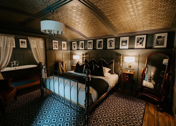 Sheddington Manor - 2 Bedroom Guest House & Cinema