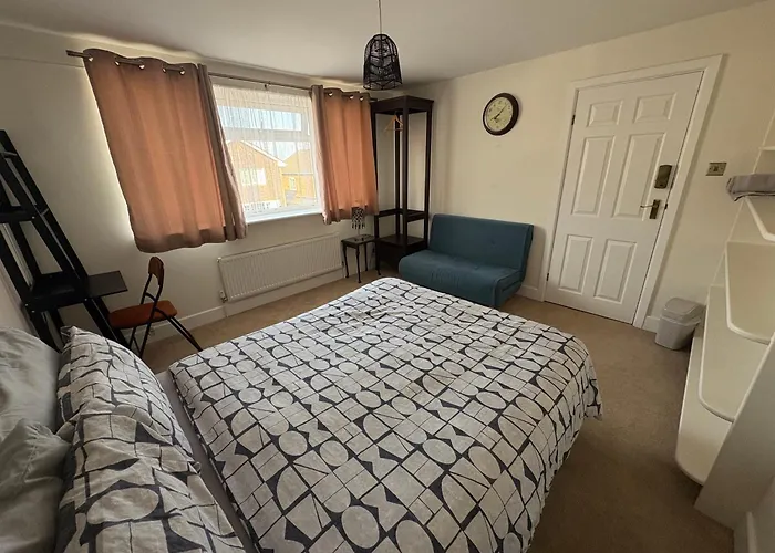 Cheap hotel: Beaconsfield House, Modern, Recently Refurbished, Self Check-In, Near Luton Airport