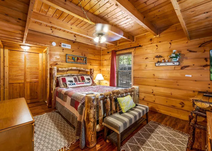 Peaceful Pines Cabin-Patio With Hot Tub For Small Families Or Couples