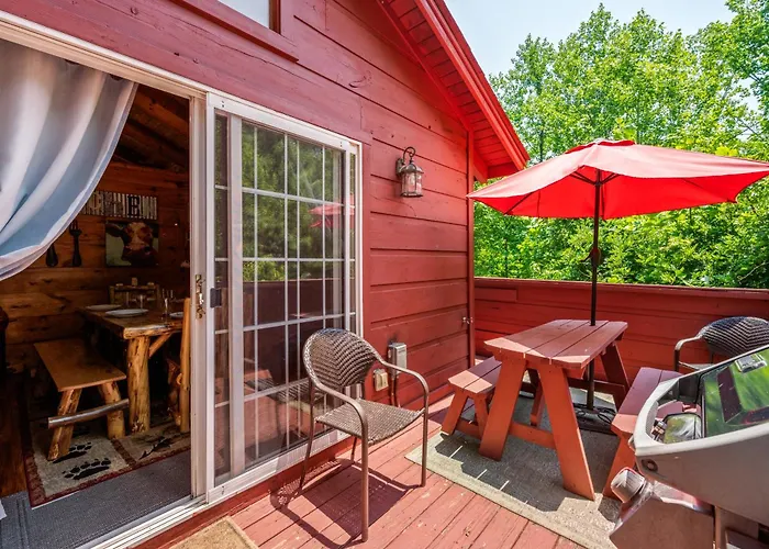 Peaceful Pines Cabin-Patio With Hot Tub For Small Families Or Couples