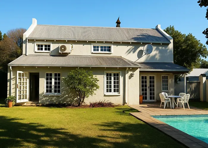 Hotel with pool: Limonite Guesthouse