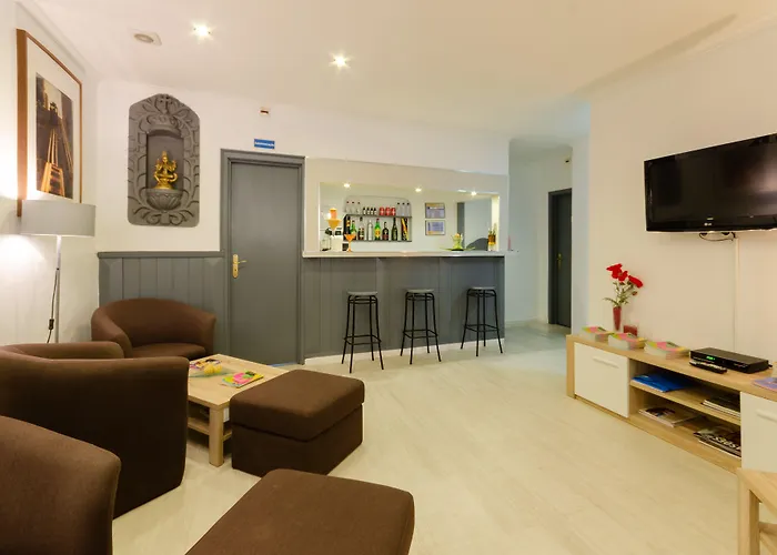 Dinya &Lounge Bar