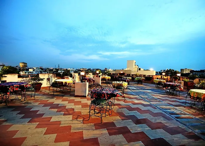Pet Friendly hotel: Jaipur Inn