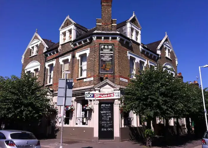 Airport Hotel: Forest Gate Hotel - Free Parking Limited Spaces