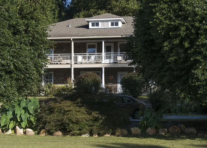 Calhoun House Inn & Suites