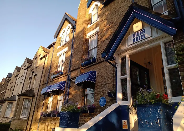 Hotel with Tennis: River Hotel