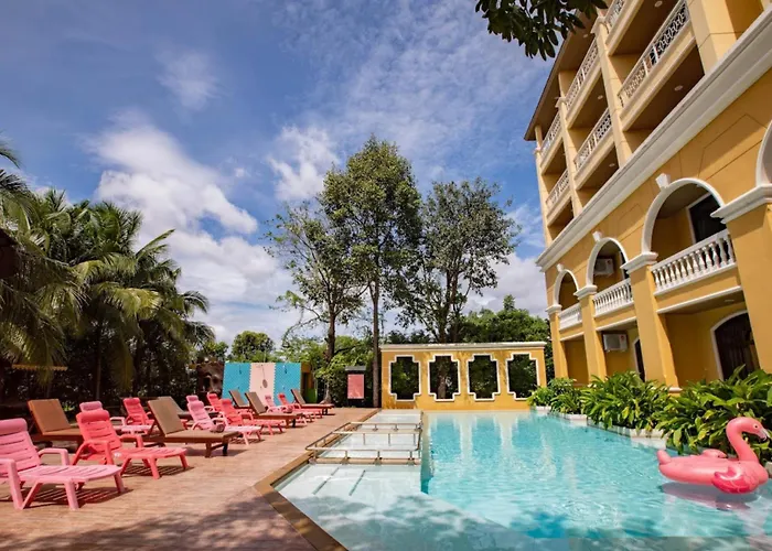 Royal Pineapple Hotel L A Welcome To Wealth And Good Fortune