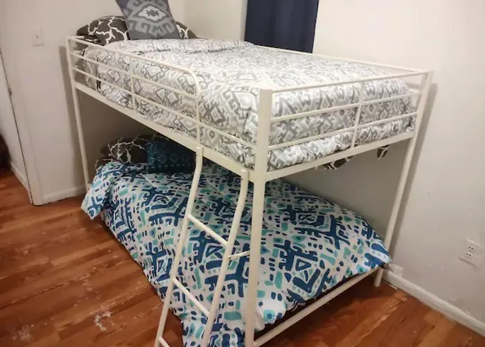 Twin Bunk-Style Bedroom Close To Downtown