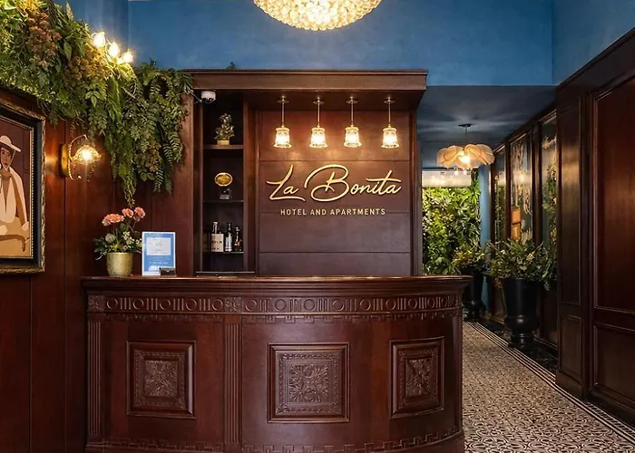 Family Hotel: La Bonita Hotel And Apartments