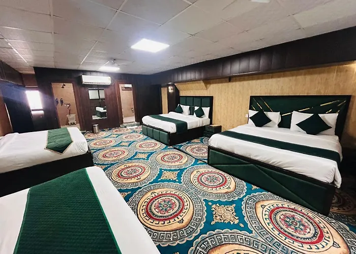 Hotel with pool: Tulsi Garden- Near Prem Mandir Vrindavan