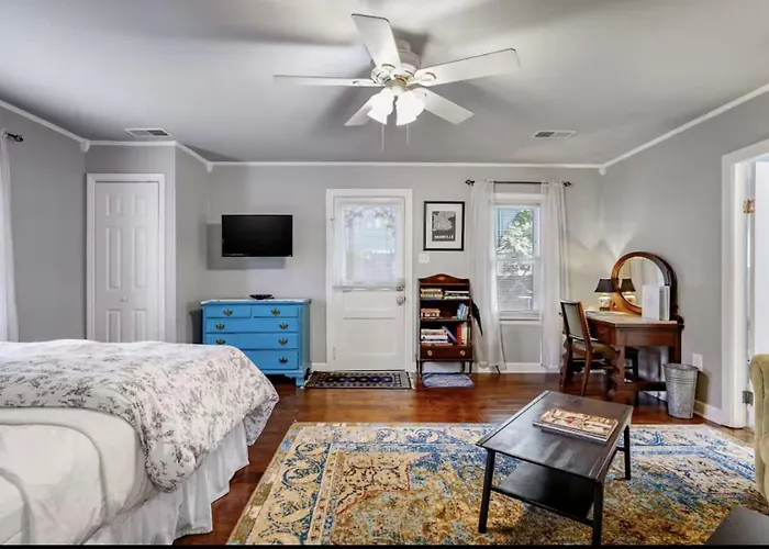 Peaceful Private Cottage, Walk To Park & 5 Mins To Downtown