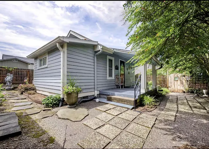 Peaceful Private Cottage, Walk To Park & 5 Mins To Downtown
