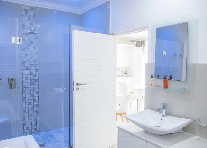 Hotel with pool: Peacehaven On Sea