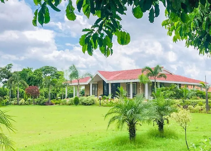 Stayvista'S The River Villa - Pet-Friendly Riverside Villa With Lawn & Bonfire