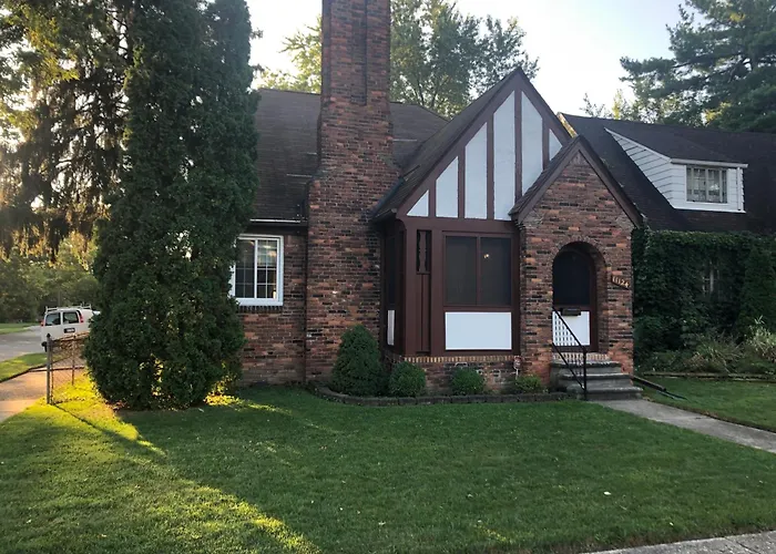 Quiet Way E Side Private 25X30' Loft Great Value 1Qb 1Ba Kitchenette