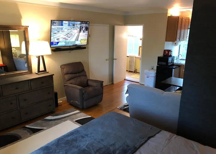 Quiet Way E Side Private 25X30' Loft Great Value 1Qb 1Ba Kitchenette