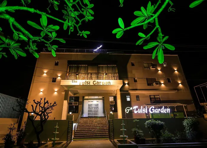 Hotels with pool Tulsi Garden- Near Prem Mandir Vrindavan
