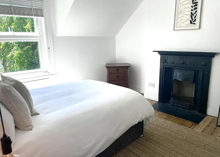 Spacious Victorian Group Retreat | Gated Parking