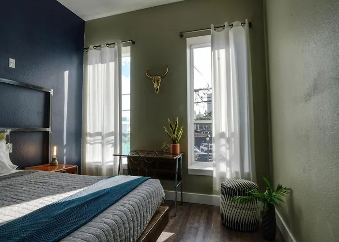 Deep Ellum Hostel - Adults Only