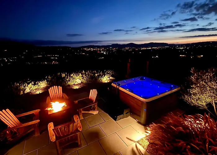 Private Romantic Escape - Hot Tub - Endless Views