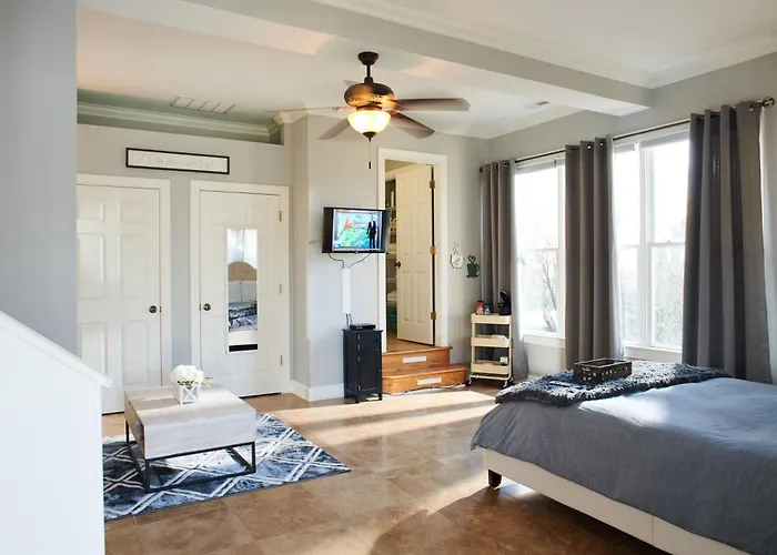 In-Law Suite, With Private Entrance, Sunroom, Patio!